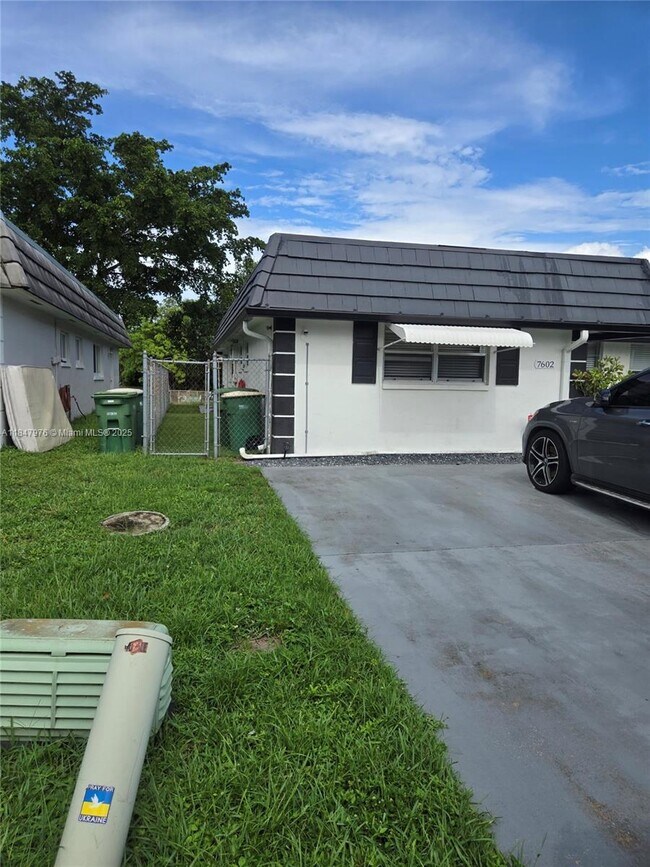 Building Photo - 7602 NW 73rd Terrace