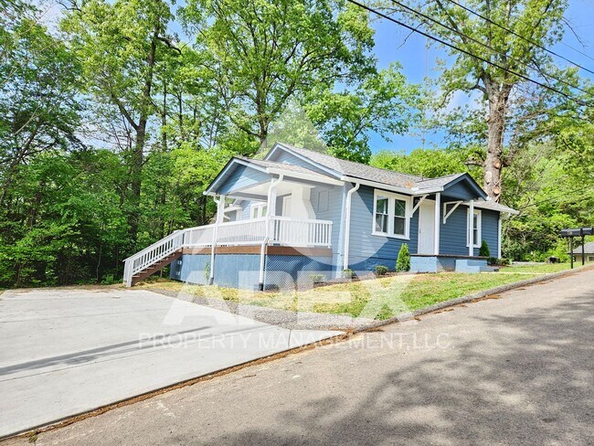 Foto del edificio - Renovated Craftsman Style 2 Bd 1- Ba Single Family Home with off street parking mins from Downtown!
