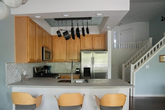 Building Photo - 2 BDR Gorgeous Updated Townhome with Huge Garden