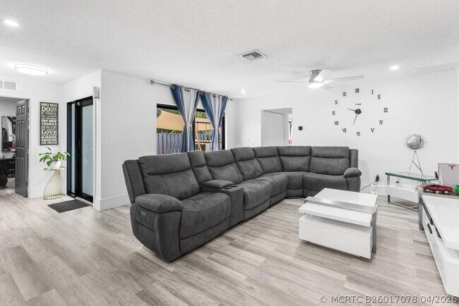 Foto del edificio - 8014 Ambach Way