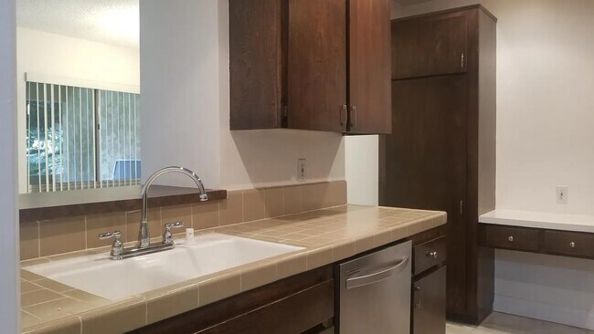 Foto del edificio - 6225 Canterbury Dr