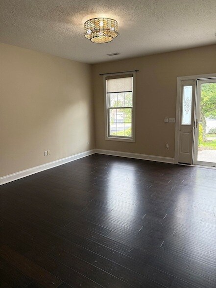 Foto del edificio - 2536 Blossom Trail W
