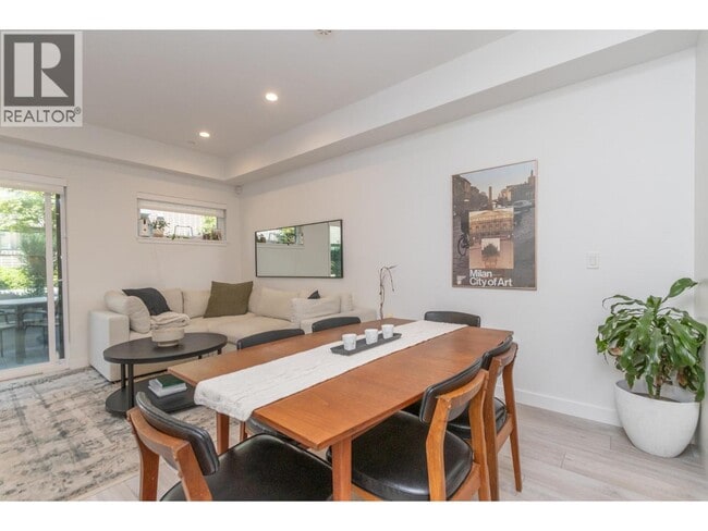 Photo du bâtiment - 3490 Mt Seymour Pkwy