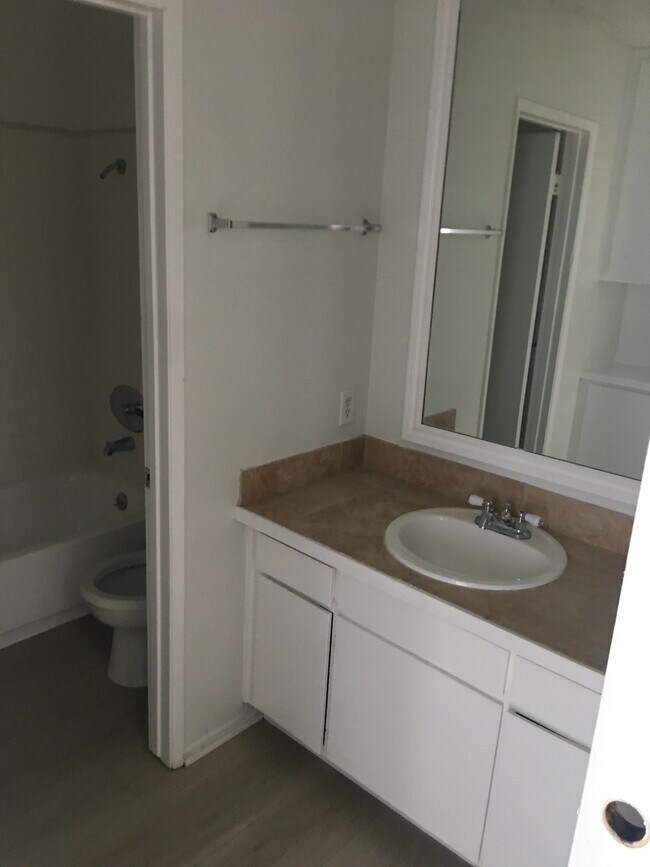 Hallway /Bathroom - 815 Crenshaw Blvd