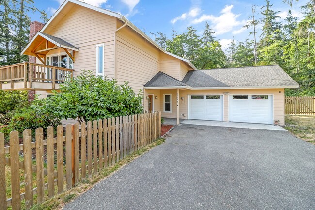Building Photo - 4 Bed 2 Bath - View Home - Pet Friendly - ...