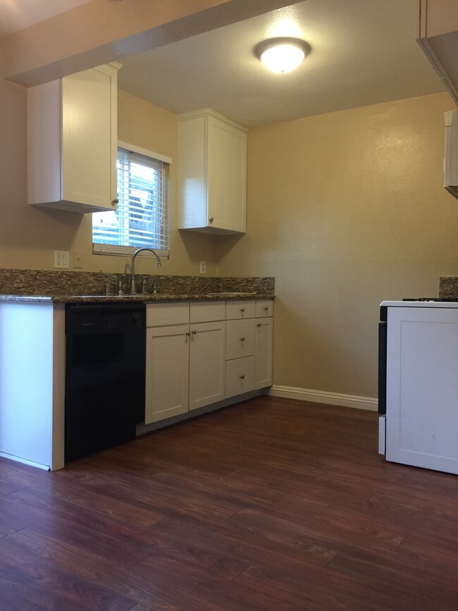 Building Photo - 10676 Walnut St