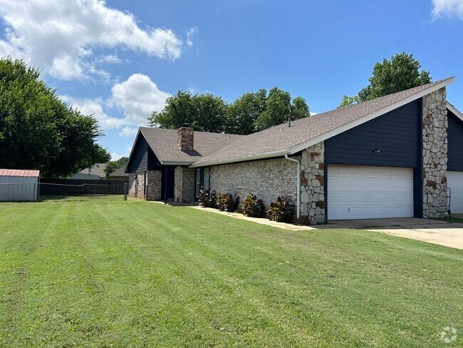 Building Photo - 607 N Robin Way
