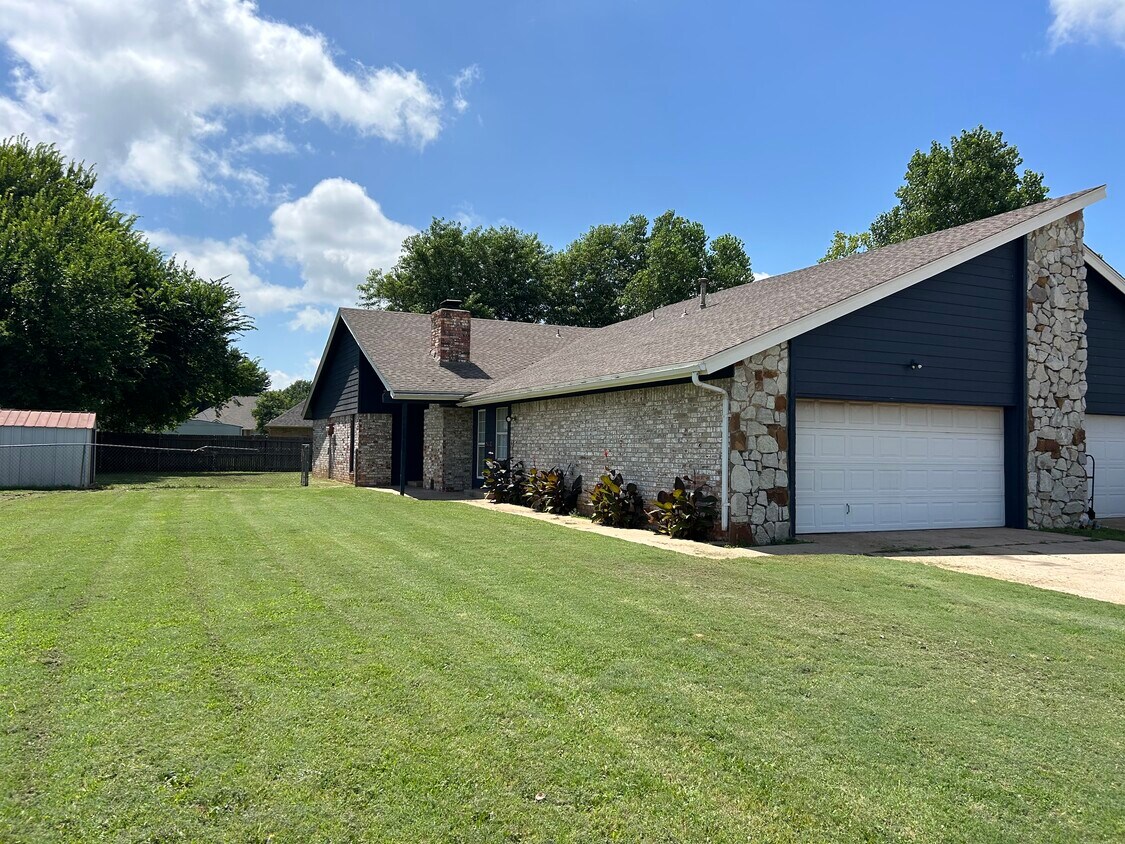 Foto principal - 607 N Robin Way