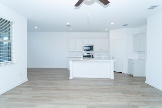 Foto del edificio - Big Yard, Big Comfort — Your Little Elm Home Awaits!