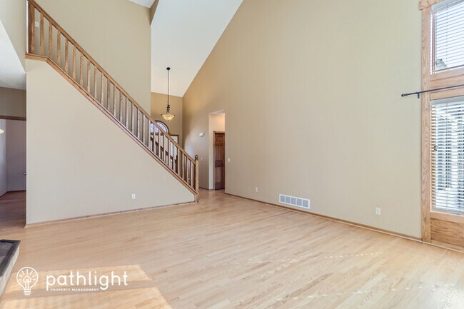 Building Photo - 4627 Stoddart Ln, White Bear Lake, MN, 55127