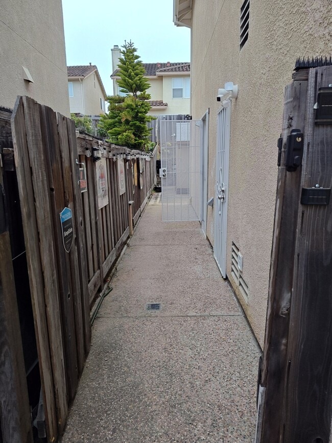 Building Photo - 655 Freesia Dr
