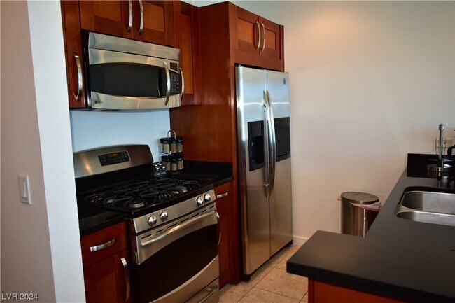Building Photo - 4525 Dean Martin Dr