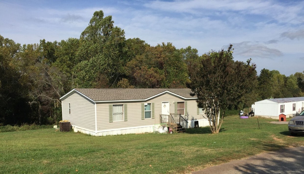 Building Photo - 1700 Dewberry Rd