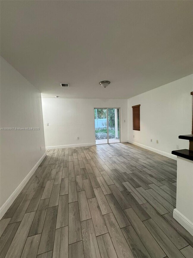 Foto del edificio - 22250 Miami Ave