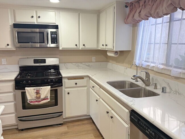 Building Photo - 3 Bedroom Condo available in Arroyo Grande