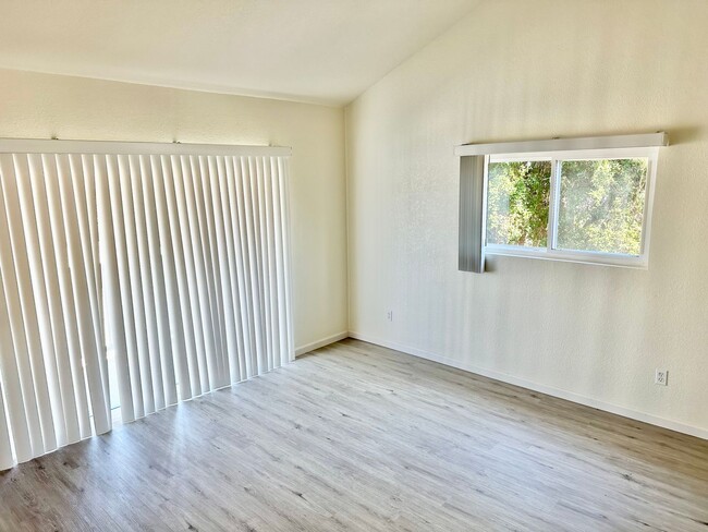 Building Photo - 3 bed 2.5 bath Townhouse in South Redondo ...