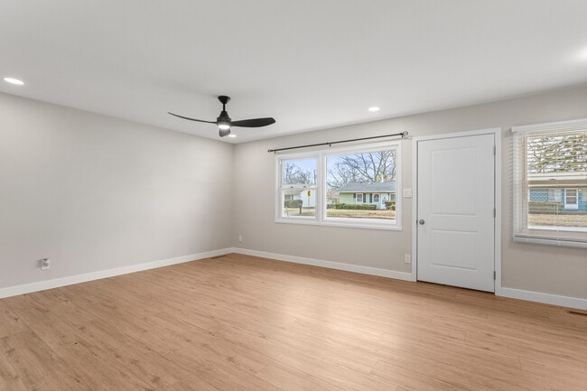 Building Photo - 1710 Crescent Dr