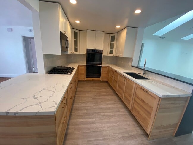 Building Photo - 4 Bedroom 3 Bath + Office / 5th Bedroom Ho...