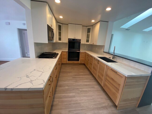 Foto del edificio - 4 Bedroom 3 Bath + Office / 5th Bedroom Ho...
