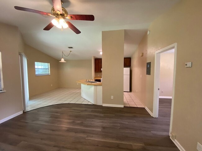 Building Photo - SPACIOUS 1/1 w/ Open Floor Plan, Vaulted C...