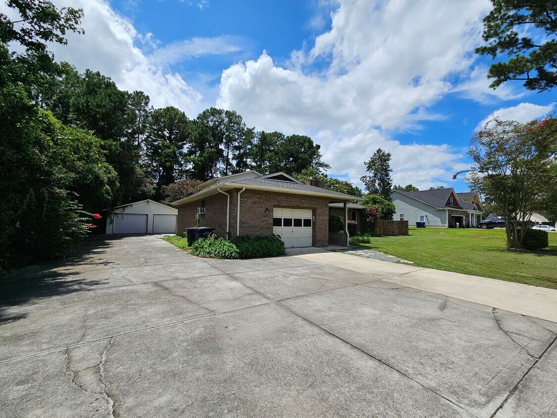Foto principal - Gorgeous 5 Bedroom, 3 Bathroom Home In Cou...