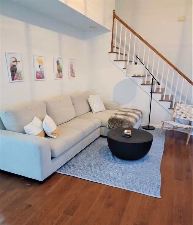 Building Photo - Furnished Mid-Term Rental 1-3 months.  ---...