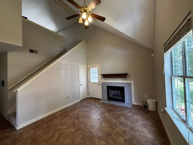 Foto del edificio - 329 N Grove Cir