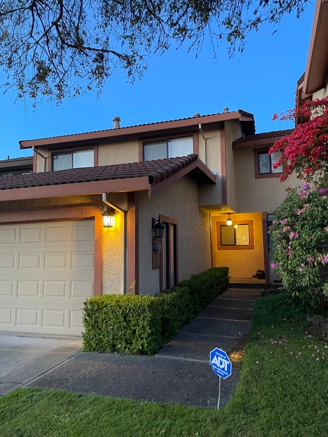 Building Photo - 2118 Pinehurst Ct