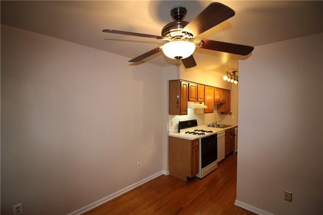 Building Photo - 820 Fairways Dr