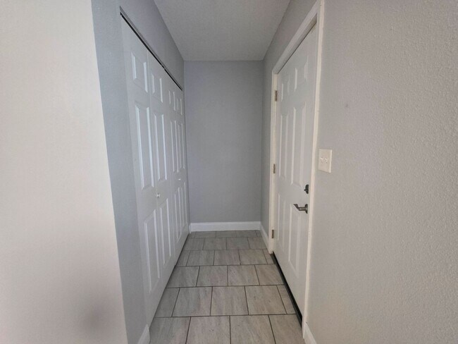 Building Photo - Updated 2BR/1BA home with indoor laundry a...
