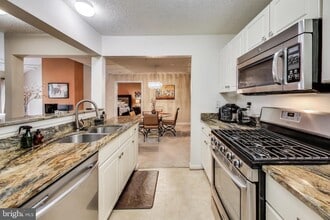 Building Photo - 10021 Vanderbilt Cir