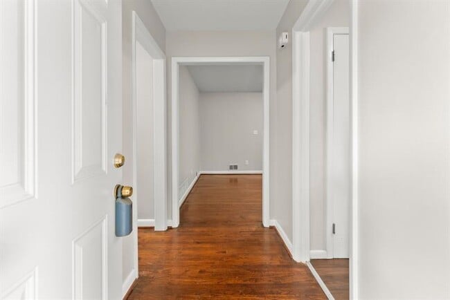 Building Photo - 2352 Elmwood Cir SE