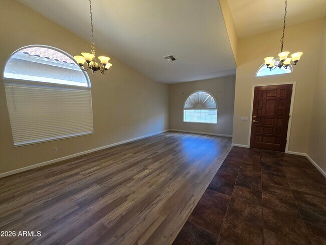 Foto del edificio - 634 W Silver Creek Rd