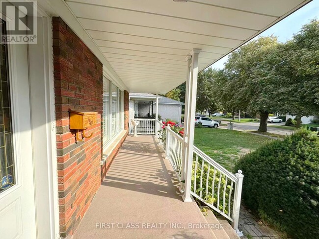 Building Photo - 3277 Cardross Rd