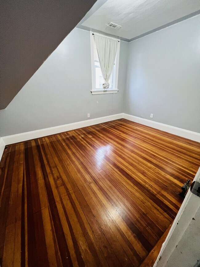 Building Photo - Edgewood View