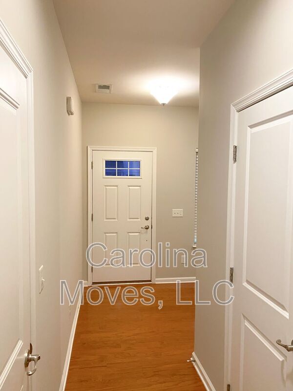 Foto del edificio - 466 Woodbark Ct