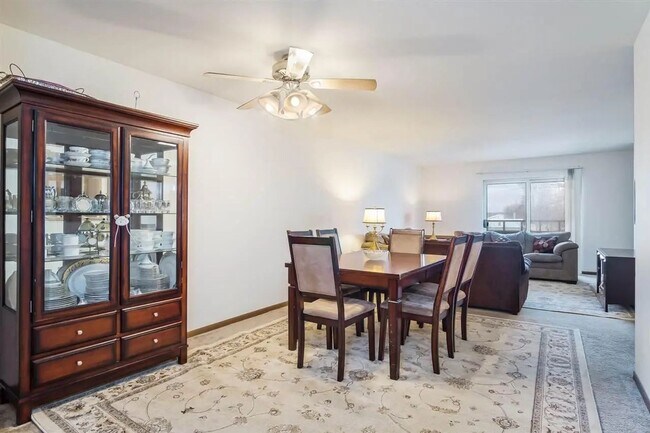 Foto del edificio - Modern 3 bedroom 1 bath garden style condo