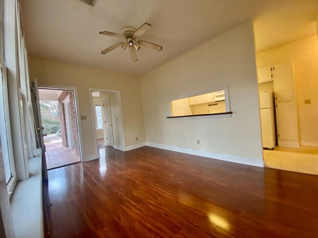 Foto del edificio - 326 N Madison St