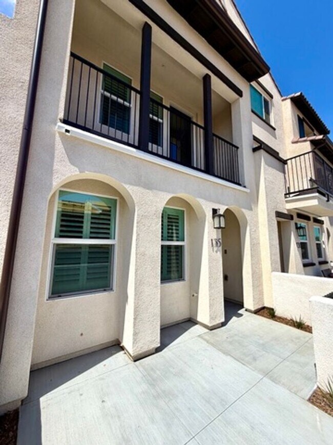Foto del edificio - Brand-New Luxury Townhome for Lease in Claremont