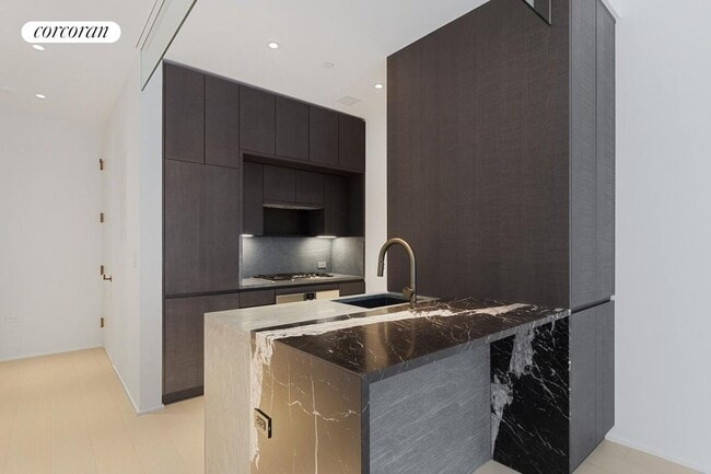 Building Photo - 130 William St