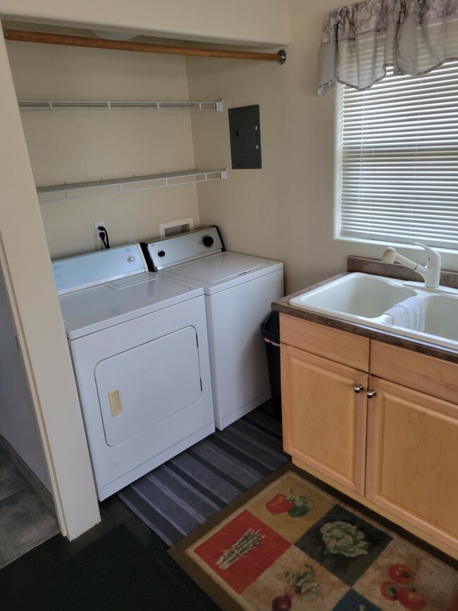 Building Photo - 2152 Camellia Dr
