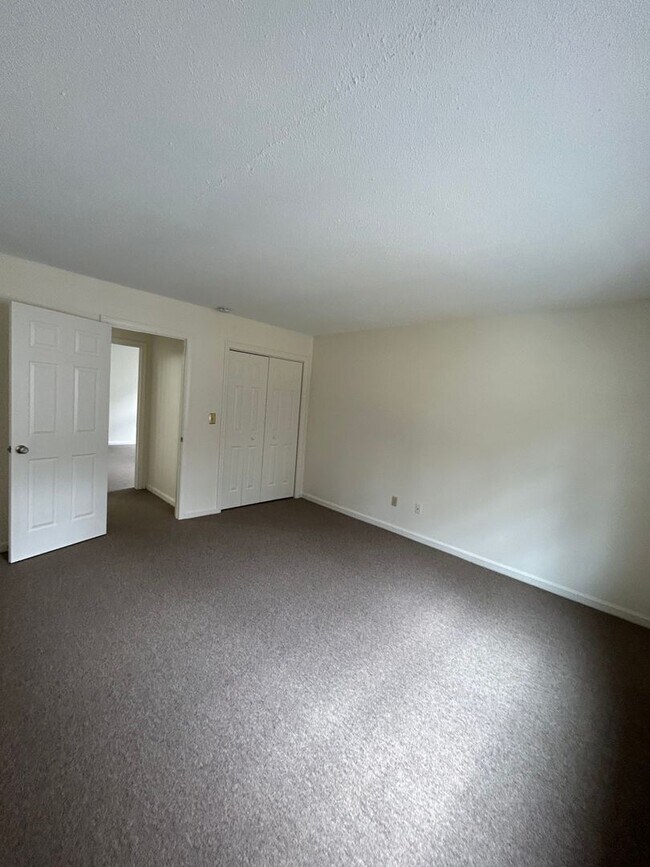 2000 Springbrook Cir Unit 814, Portsmouth, NH 03801 Room for Rent in
