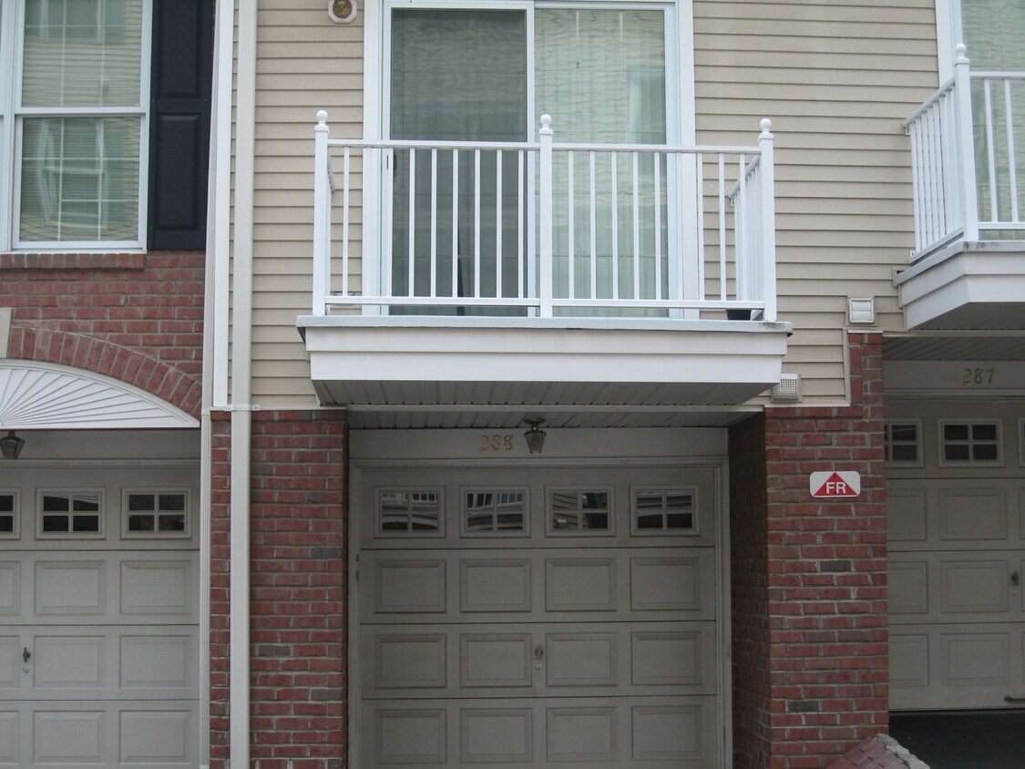 Building Photo - 288 Roslyn Ct