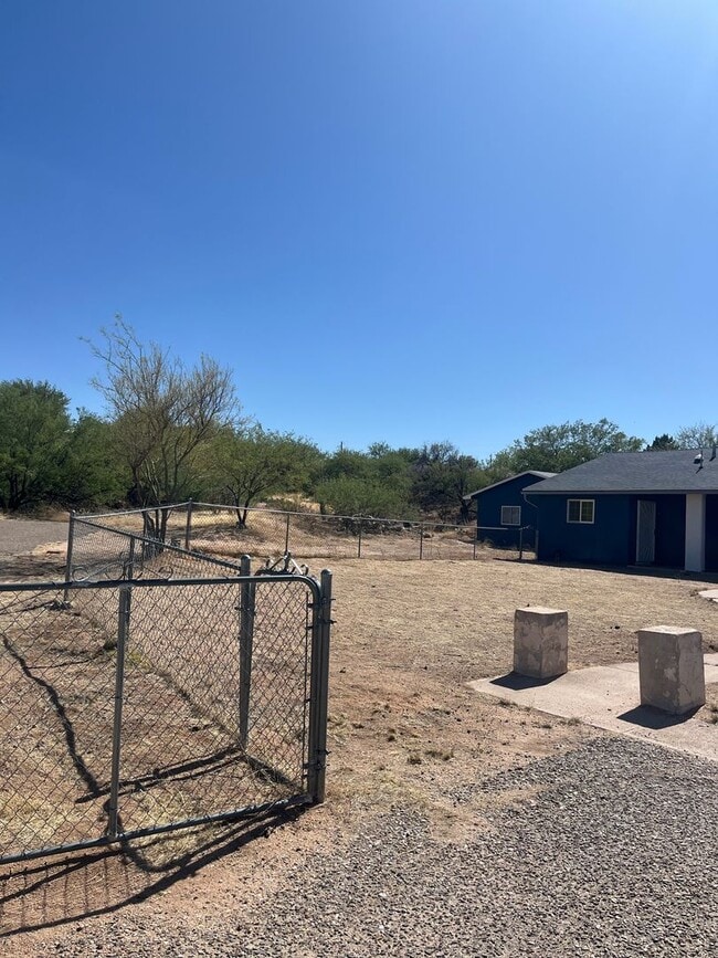 Building Photo - 626 S Huachuca St
