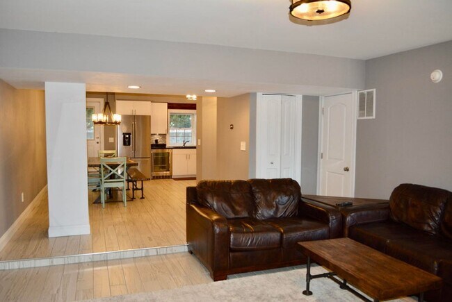 Building Photo - 3-bedroom, 2.5 bathroom partially furnished home in Saint Joseph