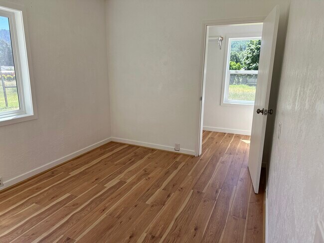 Down stairs bedroom - 9060 Azalea Glen Rd