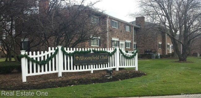 Building Photo - 780 E Fox Hills Dr