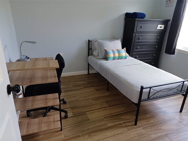 Building Photo - 5815 Schevers St