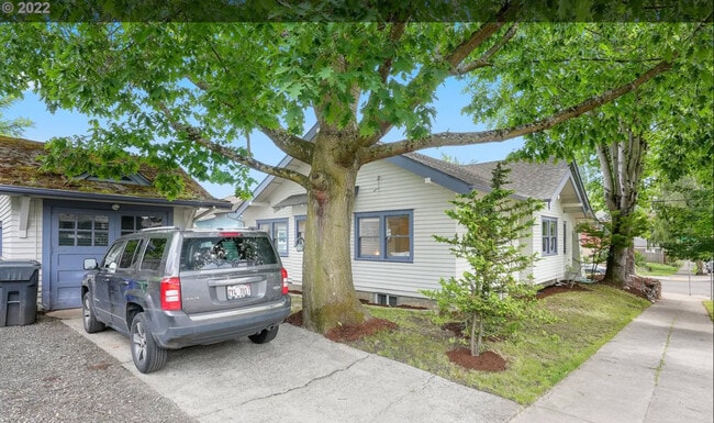 1-2 parking space (off street) w/ garage - 2005 SE Pine St