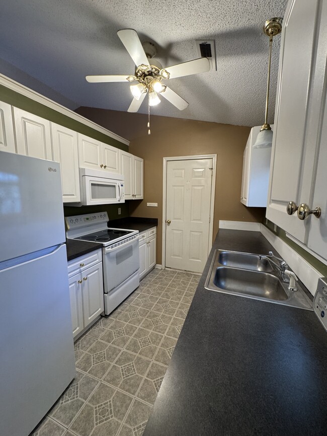 Building Photo - 716 Lilly Naz Ln